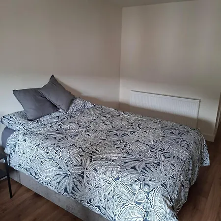 Spacious Ensuite Bedroom Rum i privatbostad *